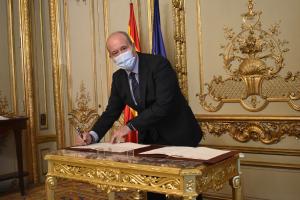 El ministro de Justicia ha firmado hoy, junto al CGPJ, la FGE, la RAE y otras instituciones jurídicas y académicas, el Protocolo para el Fomento de un Lenguaje Jurídico Moderno y Accesible. Campo ha recordado que los operadores jurídicos son el instrumento para que los ciudadanos ejerciten sus derechos, y ha aludido al derecho a comprender, “que no debe ser solo una aspiración”. El ministro ha destacado la importancia de la respuesta institucional y, en este sentido, ha valorado muy positivamente el hito de hoy, que ha calificado como histórico.